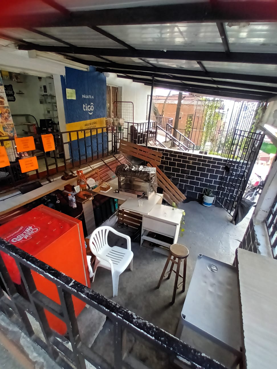 Casa segundo piso con local comercial en Manrique Central